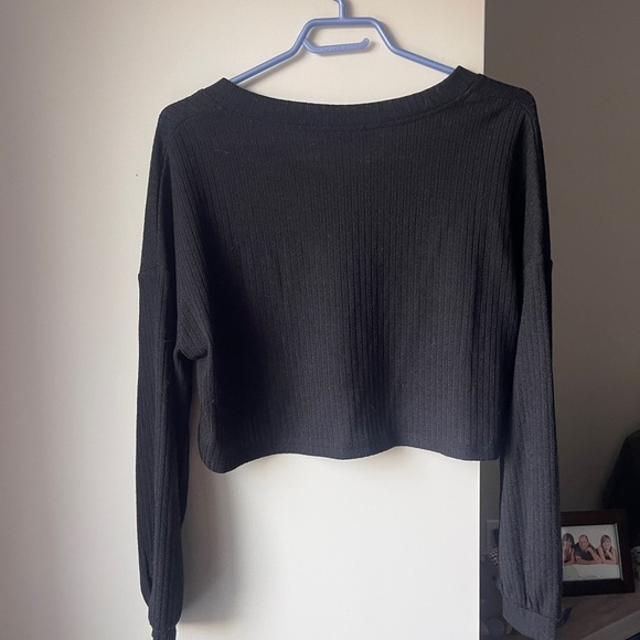 Black V-Neck Ribbed Cropped Top Small - Picture 3 of 3